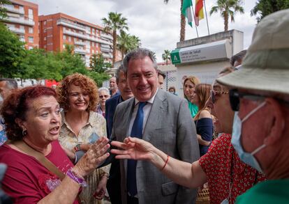 El secretario general del PSOE de Andalucía y candidato a la Presidencia de la Junta, Juan Espadas, conversa con los vecinos de Sevilla, este lunes.