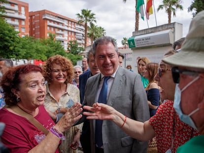 El secretario general del PSOE de Andalucía y candidato a la Presidencia de la Junta, Juan Espadas, conversa con los vecinos de Sevilla, este lunes.
