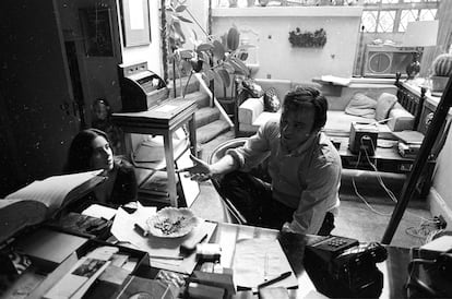 Stephen Sondheim, en un apartamento de Nueva York, junto a la cantante Nyro, el 3 de octubre de 1968.