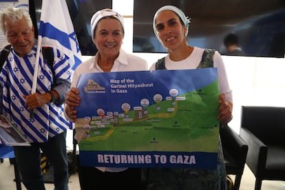 Daniella Weiss (en el centro) muestra un mapa de Gaza.