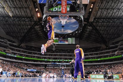 Durante el All-Star del 2010, Shannon Brown encesta con la ayuda de Kobe Bryant en la competencia de donqueos del Sprite Slam, el 13 de febrero de 2010 en Dallas, Texas.