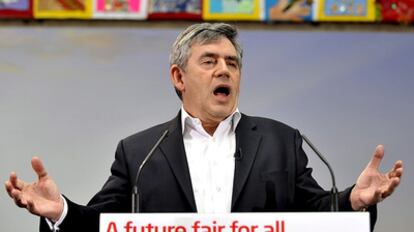 El primer ministro británico Gordon Brown pronuncia un discurso en la Academia Westminster durante el lanzamiento del programa electoral "verde" del Partido Laborista en la Academia Westminster, ayer domingo