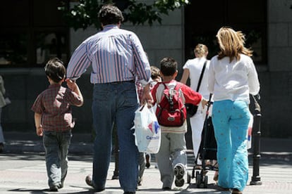 Padres recogen a sus hijos a la salida del colegio.