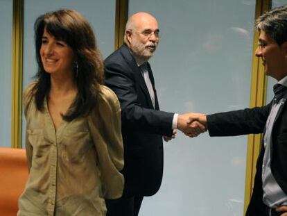 Jesús Loza saluda al parlamentario de Ezker Anitza, Mikel Arana, en presencia de Ezenarro.