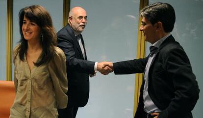 Jesús Loza saluda al parlamentario de Ezker Anitza, Mikel Arana, en presencia de Ezenarro.