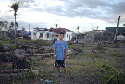 Jednel vive en la playa en Tanauan, Leyte, en un pueblo que fue gravemente afectado por el tifón. Plan conoció a Jednel a principios de diciembre de 2013, tres semanas después del desastre. El deseo de Jednel era empezar de nuevo la escuela y que su familia pudiera reconstruir su casa. "Yo estaba feliz cuando la escuela comenzó de nuevo en enero. Es una escuela de campaña, pero no importa. Ahora estamos en vacaciones de verano, pero empezaremos de nuevo en junio. Me paso los días jugando con el móvil y viendo la televisión con mis amigos, pero antes debo ayudar a mi madre a lavar los platos y regar las plantas. Yo no pienso más en el tifón, pero cada vez que llueve me da mucho miedo. A veces tengo pesadillas. Hemos evacuado tres veces después de Yolanda (Haiyan) debido a las alertas de tifón. Corremos a la terraza de la casa de mi profesor que vive al lado. Es muy aterrador", dice.