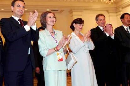 En la imagen, el presidente Zapatero y la reina Sofía, junto al matrimonio Blair y el ministro de Defensa de Singapur.
