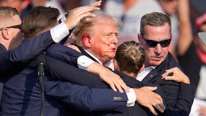 El candidato presidencial republicano, el expresidente Donald Trump, recibe ayuda para bajar del escenario en un evento de campaña en Butler, Pensilvania.
Associated Press / LaPresse
Only italy and Spain