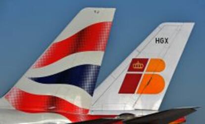 Colas de aviones de Iberia y British Airways.