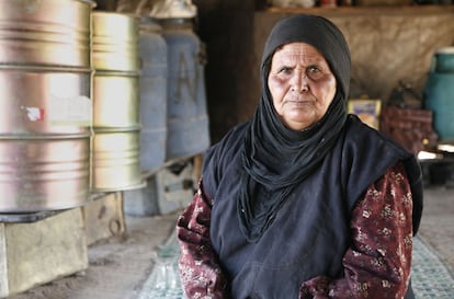 Sana vive en una jaima en las monta?a. El principal problema al que se enfrentan las familias, como la de esta mujer, que se dedican a la agricultura es la desertificacin de las tierras y la excasez de agua, un recurso codiciado en Wadi Musa. All los hoteles y restaurantes experimentan un boom con el crecimiento del turismo y los locales carecen de ella. Las beduinos no sienten que sus quejas sean escuchadas por los jefes de tribu y esto aumenta las tensiones entre las diferentes familias.