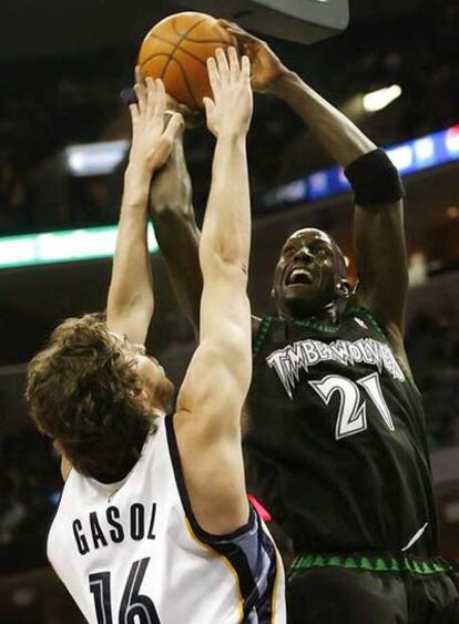 Pau Gasol intenta obstaculizar a Kevin Garnett en un lance del partido.