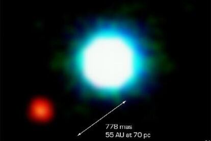 Imagen del posible nuevo planeta extrasolar junto a su estrella.