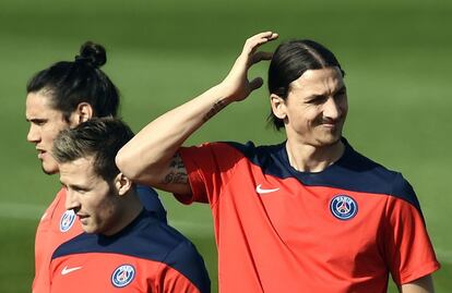 Cavani, Cabaye e Ibrahimovic durante la sesión de entrenamiento previa al partido que les enfrentará al Chelsea, correspondiente a la ida de los cuartos de final de la Champions League.