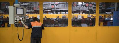 Un operario de Gestamp inspecciona una línea de montaje.