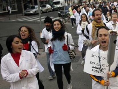 Unos 300 profesionales de la sanidad, convocados por la asociación de Facultativos Especialistas, han recorrido la capital con una antorcha que simboliza la defensa de la sanidad.