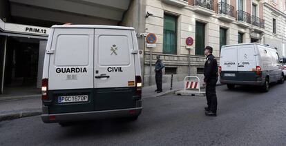 Un furg&oacute;n de la Guardia Civil entra en la Audiencia Nacional.