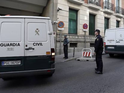 Un furg&oacute;n de la Guardia Civil entra en la Audiencia Nacional.