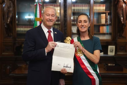 Ronald Johnson presenta su carta credencial a la presidenta de México, Claudia Sheinbaum, en el Palacio Nacional, el 19 de mayo.