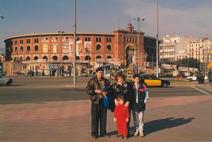 Rafael González y Loli Villanueva con sus hijos Manuel y Rafa, a principios de los años noventa en Barcelona.