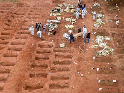 Enterros no cemitério da Vila Formosa, em São Paulo, no dia 15 de julho.