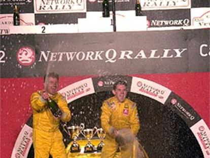 Dani Solà, junto a su copiloto Alex Romaní, celebran el título Mundial.