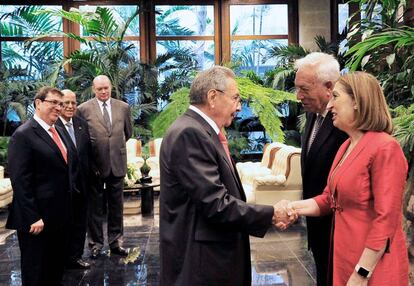 El presidente cubano, Ra&uacute;l Castro, saluda en La Habana  los ministros espa&ntilde;les de Exteriores, Jose Manuel Garcia-Margallo y de Fomento, Ana Pastor. 