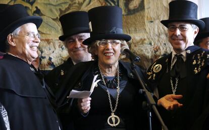 La alcadesa de Madrid, Manuela Carmena, tras ser nombrada cofrade de honor este mi&eacute;rcoles en la Real Casa de la Panader&iacute;a, en Madrid. 