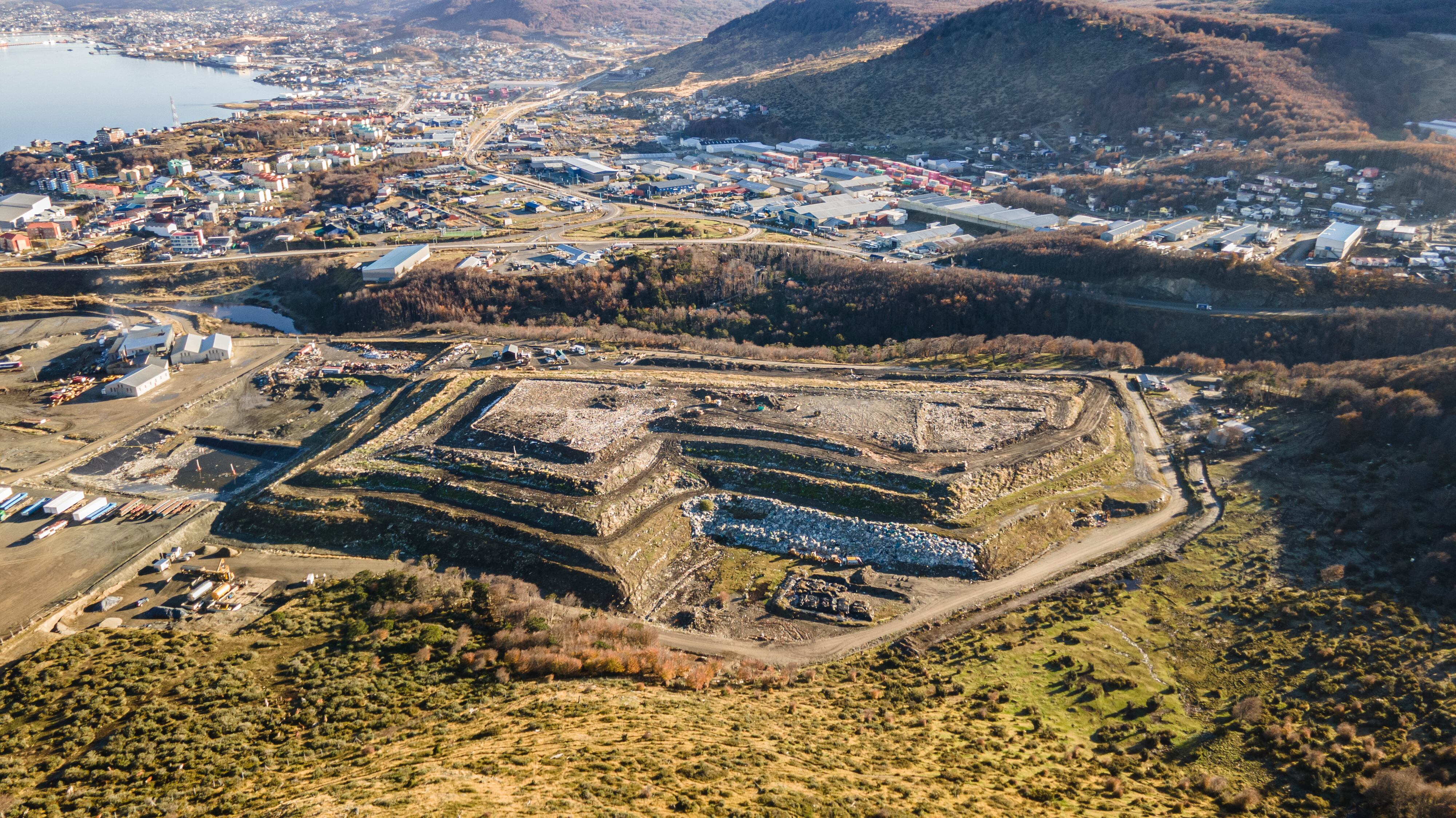 Vista aérea del relleno sanitario de Ushuaia, en Argentina.