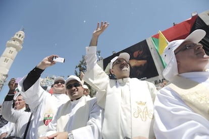 Varios sacerdotes dan la bienvenida al Papa en la plaza del Pesebre, junto a la Iglesia de la Natividad.