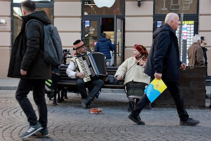 Dos músicos tocan en una calle de Lviv (oeste de Ucrania), el pasado martes. Cuando se cumplen cuatro semanas de la invasión rusa de Ucrania, los tentáculos del conflicto bélico se extienden hacia el oeste de la antigua república soviética. Lo hacen en forma de refugiados, bombardeos, funerales y miedo. Los habitantes de la región de Lviv, en la linde con Polonia, no solo han de convivir ya con la llegada de cientos de miles de ucranios que escapan de zonas de combate.