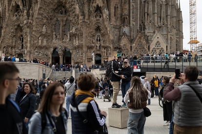 Turistas frente a la Sagrada Familia, este sábado en Barcelona