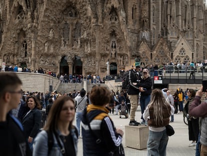 Turistas frente a la Sagrada Familia, este sábado en Barcelona