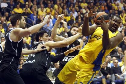 Schortsanitis coge un rebote ante los defensores del Madrid