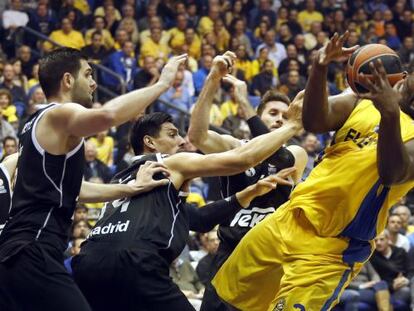 Schortsanitis coge un rebote ante los defensores del Madrid