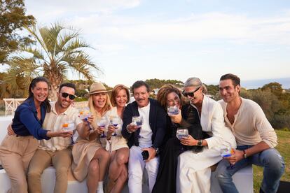 Antonio banderas (centro) en la presentación de su colaboración con Larios, acompañado de amigos y compañeros del mundo del cine.