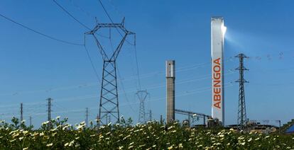 Planta solar de Abengoa en Sanlúcar la Mayor, cerca de Sevilla, en una imagen de archivo.