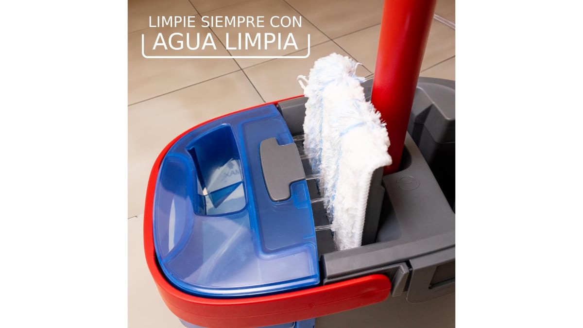 La mopa cuenta con un depósito que limpia su almohadilla.