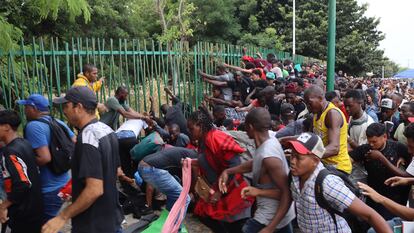 A group of migrants protest at the entrance to the immigration office in Tapachula on May 2, 2023.