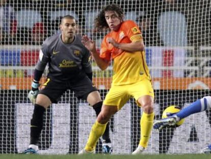 Carlos Martínez lanza el que sería el tercer gol de la Real Sociedad ante Valdés y Puyol. 