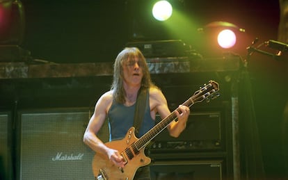 Malcolm Young toca a guitarra Gretsch G6131 em Sydney, em 2001.