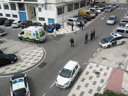 Agentes de la Guardia Civil retienen a un ciudadano en Nerja que había escapado de un centro hospitalario de Madrid.