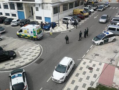 Agentes de la Guardia Civil retienen a un ciudadano en Nerja que había escapado de un centro hospitalario de Madrid.