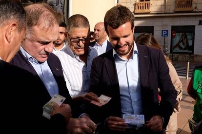 El presidente del PP, Pablo Casado, en un puesto de la ONCE, durante la visita en Melilla.