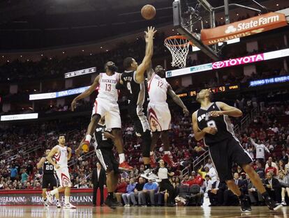 Green, de los Spurs, lanza pese a la oposición de Harden y Beverly, de los Spurs.