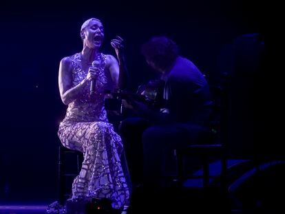 Mariza y Josemi Carmona durante el homenaje al músico Paco de Lucía en el Teatro Real.