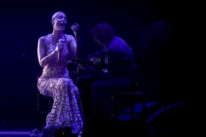 Mariza y Josemi Carmona durante el homenaje al músico Paco de Lucía en el Teatro Real.