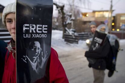 Activistas piden la liberación del premio Nobel de la paz, Liu Xiaobo, frente a la embajada china en Oslo.