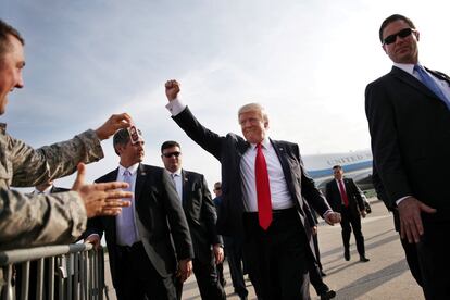 Donald Trump reacciona cuando llega al aeropuerto internacional de Harrisburg, antes de asistir a una manifestación que marca sus primeros cien días, en Pensilvania, el 29 de abril. Carlos Barria: "El presidente Trump viajó a Harrisburg, para celebrar sus cien días en el cargo. Estaba en territorio amistoso ya que ganó con una gran diferencia frente a su oponente Hillary Clinton en Pensilvania, durante las elecciones de noviembre. Como es habitual cuando llega el comandante en jefe, los residentes locales se reúnen para saludarlo. Esta vez, un pequeño grupo de personal militar asistió a la llegada. Rodeado por agentes del servicio secreto, Trump se alejó del 'Air Force One' y levantó la mano en señal de victoria mientras la multitud lo aclamaba".