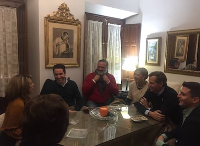 Teodoro García Egea y Antonio González Terol visitan una vivienda de Granada para pedir el voto. 