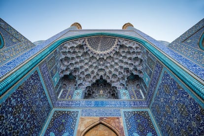 Cuando se viaja hay momentos que quedan para siempre grabados en la retina. Y la primera visión de la majestuosa plaza de Naqsh-e Yahán, en la ciudad iraní de Isfahan, es uno de ellos. Alberga el que quizá sea el conjunto arquitectónico más romántico e inolvidable del mundo islámico: la Mezquita del Shah (en la foto), con su cúpula de azulejos azules perfectamente proporcionada; la elegante Mezquita del jeque Loft Allah; y el refinado y profusamente decorado palacio de Ali Qapu. Y, además, sirve de entrada al gran bazar de Isfahan, que es como entrar en otro mundo y en otra época. El escritor y viajero inglés Robert Byron situó esta ciudad “entre esos lugares excepcionales, como Atenas o Roma, pertenecientes a toda la humanidad”. Como dice el proverbio persa: “Isfahan es medio mundo”.
